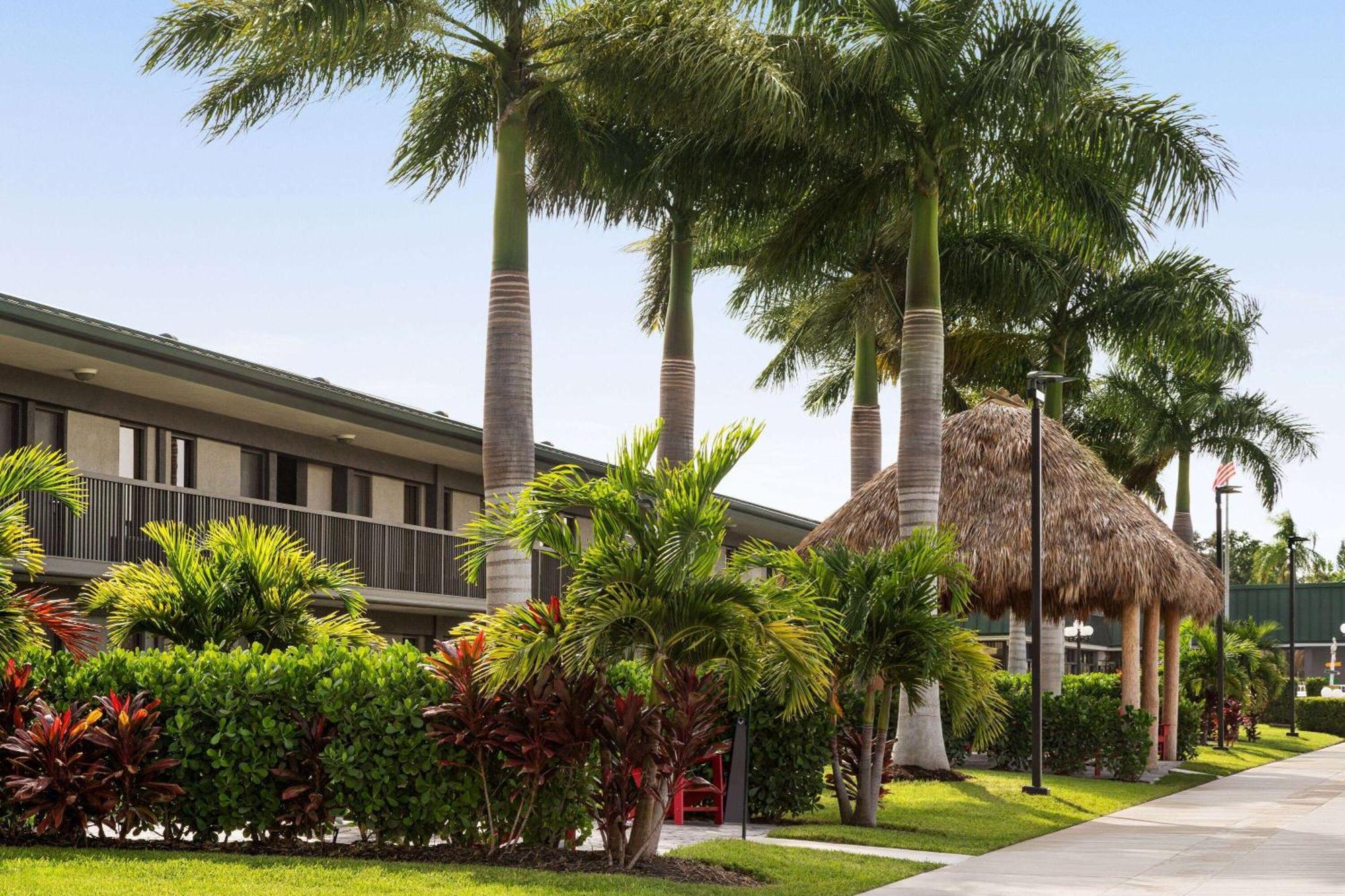 فندق Ramada By Wyndham Sarasota Waterfront المظهر الخارجي الصورة